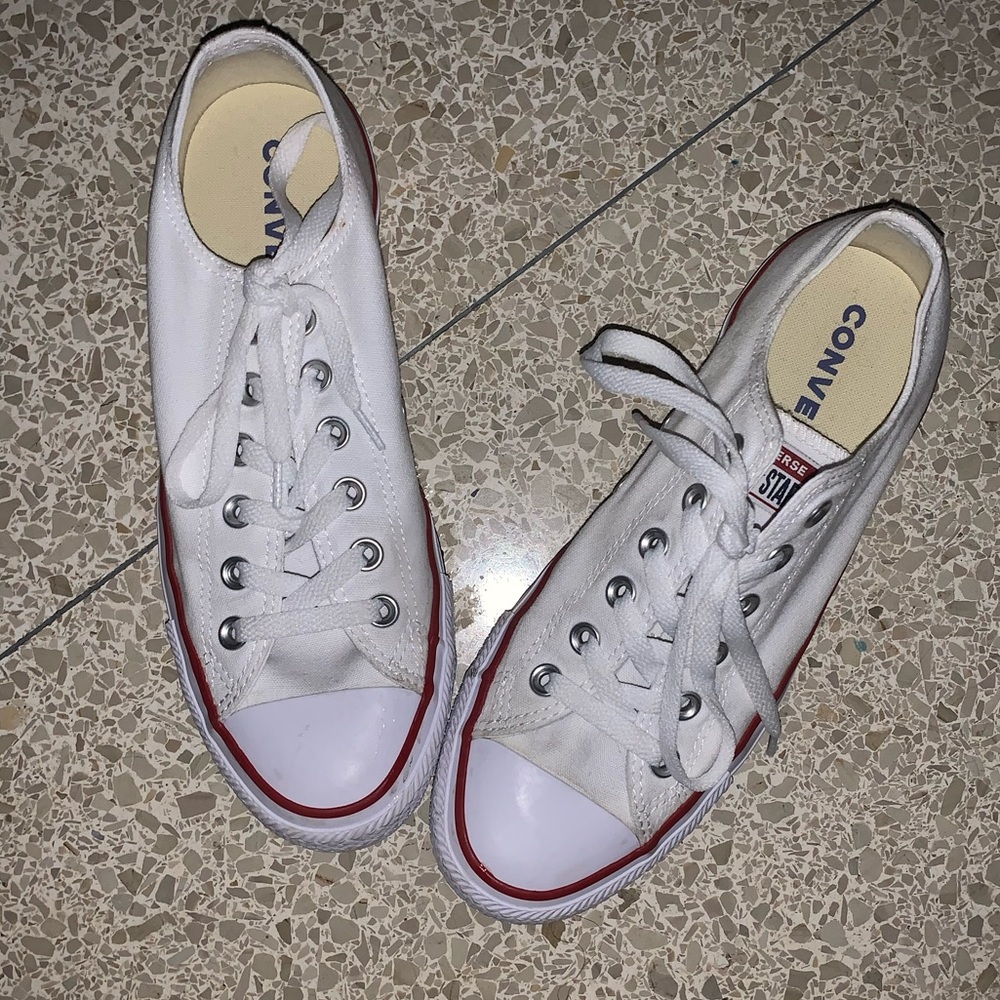 WHITE LOWTOP CONVERSE!